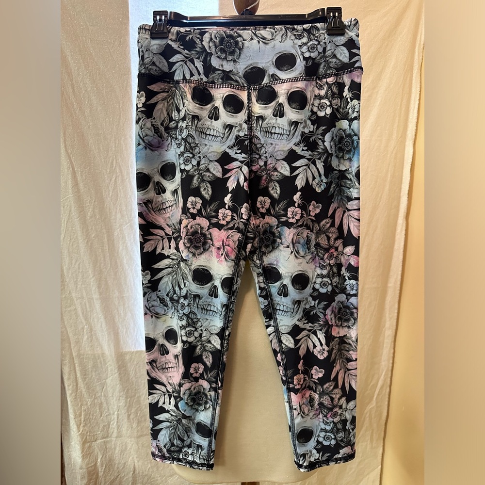 Evolution and Creation skull crop leggings size medium